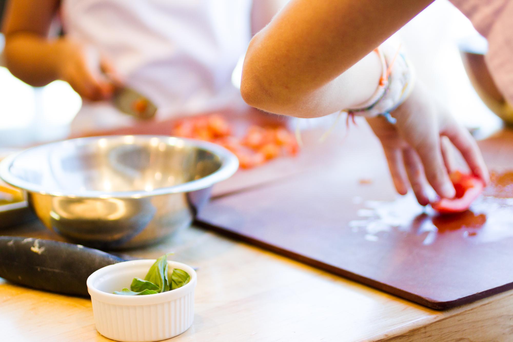 Cuciniera che prepara una ricetta veloce in cucina domestica
