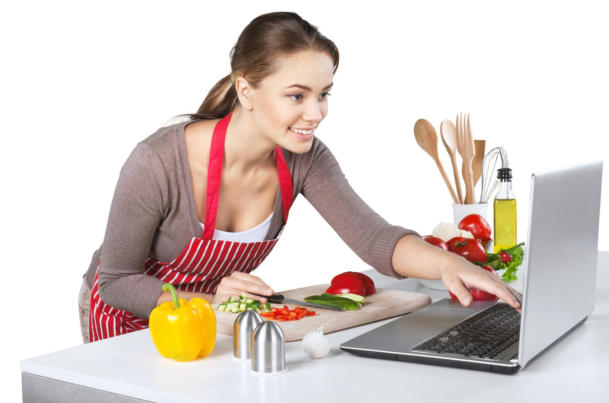 Persona che partecipa a una lezione di cucina online con laptop